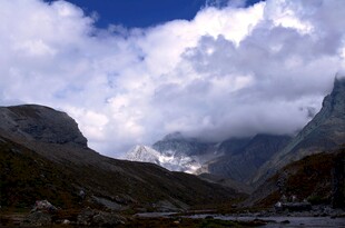 云雾缭绕的壮丽山间景色