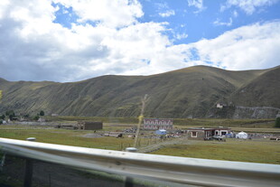 山间开阔地风景