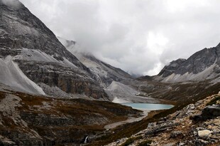 高山湖泊壮丽自然景观