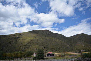 山间美景 远观小屋