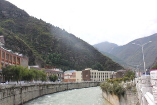 山间河畔城镇风景