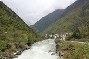 山间湍急河流旁的村落