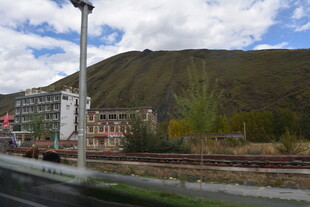 城市边的山景与建筑