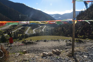 山间经幡飘扬的美丽景致