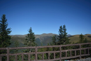 山间木栏外的秀丽景致