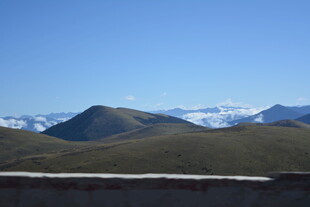 远山蓝天白云雪山美景