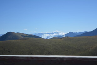 远山雪景与葱郁草地