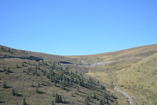 山间景色 蜿蜒小路穿行