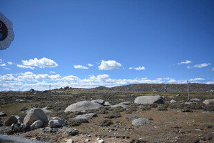 旷野蓝天间的岩石景观