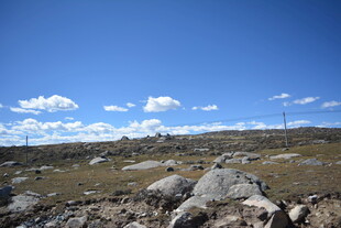 旷野蓝天 散布嶙峋岩石