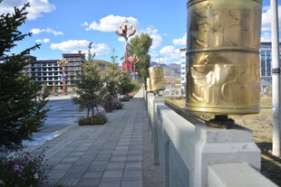 藏区转经筒旁的街道风景