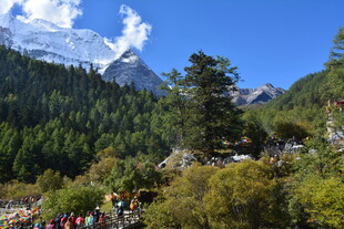 山林间的徒步人群与雪山