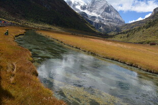 山间清澈小湖与壮丽雪山