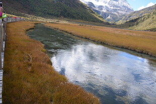 山间静美湖泊映白云
