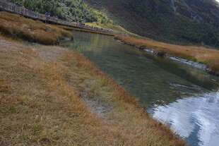 山间清澈溪流与枯黄草地