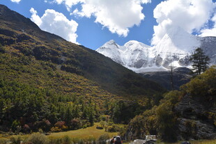山间美景 蓝天白云映绿野