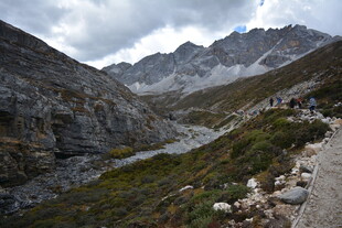 山间徒步小径 壮丽山景