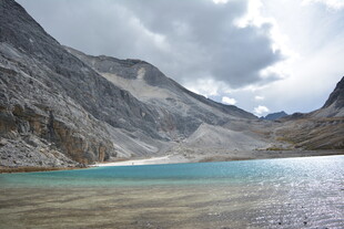 高山下的澄澈湖泊 稻城亚丁