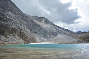 高山下的澄澈蓝湖 稻城亚丁