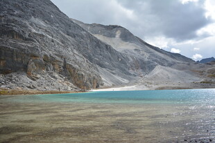 高山下的澄澈蓝湖 稻城亚丁