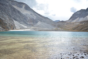 高山下的清澈湖泊 稻城亚丁