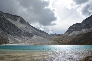 高山湖畔的静谧风光 稻城亚丁