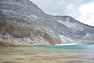 高山下的碧色湖泊 稻城亚丁