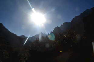 山间阳光闪耀美景