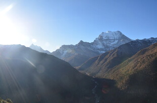 壮丽雪山晨光美景