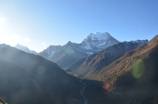 壮丽雪山山谷美景