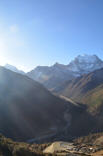 壮丽山景 阳光洒落山谷