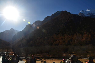 阳光照耀下的壮美山景