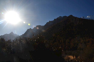 阳光照耀下的山峦美景