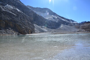高山下的清澈水域