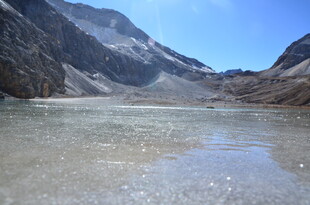 高山下的清澈湖泊