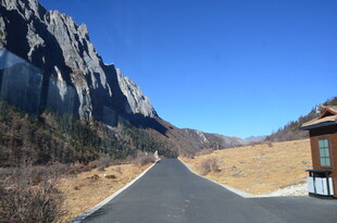 山间公路旁的小屋与美景