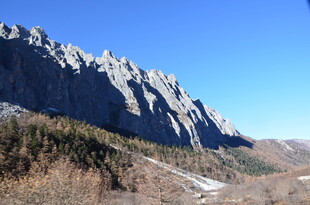 巍峨山峦蓝天相伴