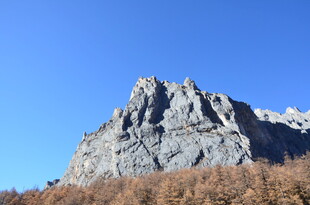 秋日峻峭山峰景色