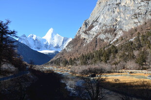 雪山山谷风景图