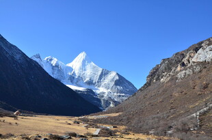 巍峨雪山下的壮美山谷