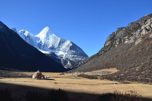 雪山下的开阔山谷风光