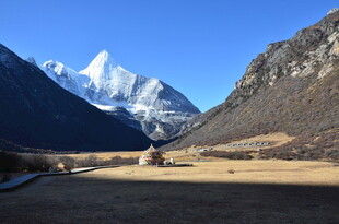 雪山下的开阔山谷风光