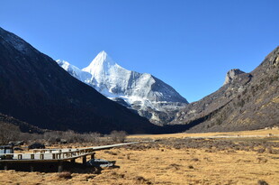壮丽雪山下的开阔景致