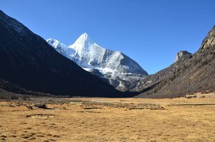 壮丽雪山下的广袤荒原