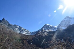 雪山蓝天壮丽自然景观
