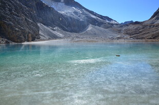 清澈高山湖泊美景
