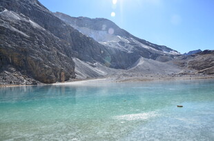 高山下的澄澈碧色湖泊