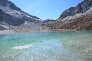 高山下的澄澈碧绿湖泊