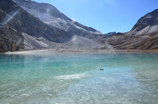 高山下的澄澈碧绿湖泊
