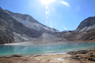 高山下的澄澈蓝湖
